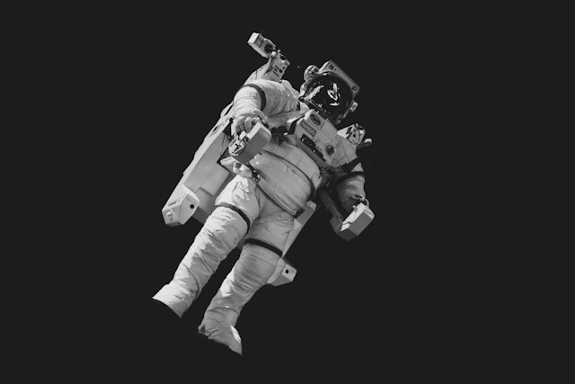 Waarom zweven astronauten in de ruimte